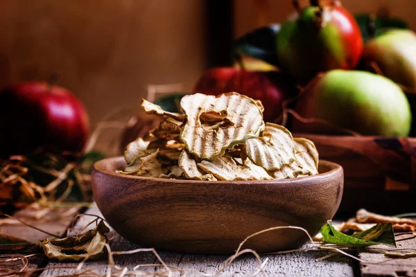 Chips de manzana, naturaleza muerta en estilo rústico — Foto de Stock