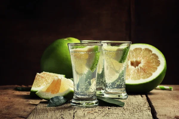 Alkoholik koktail dengan gin tonik dan hijau jeruk — Stok Foto
