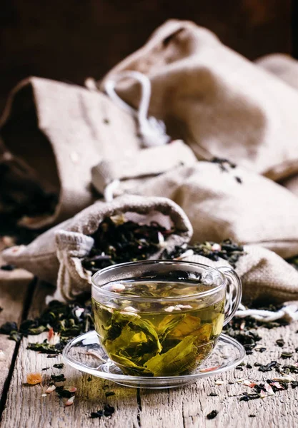 Green Ceylon tea in the cup — Stock Photo, Image