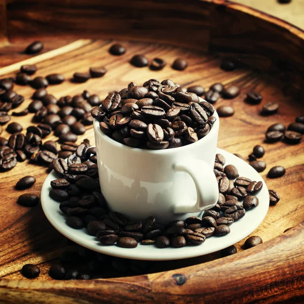 Kaffeebohnen in einer Tasse — Stockfoto