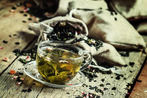 Zelený cejlonský čaj v poháru — Stock fotografie
