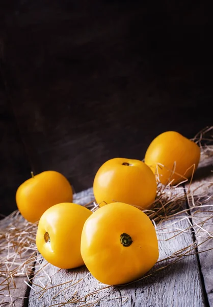Žlutá velká rajčata — Stock fotografie