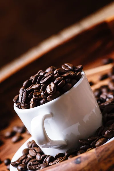 Kaffeebohnen in einer Tasse — Stockfoto