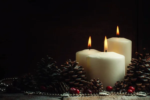 Composição de Natal ou Ano Novo com velas brancas acesas — Fotografia de Stock