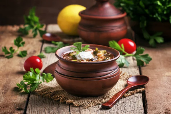 Sopa com carne e salsichas com legumes e azeitonas — Fotografia de Stock