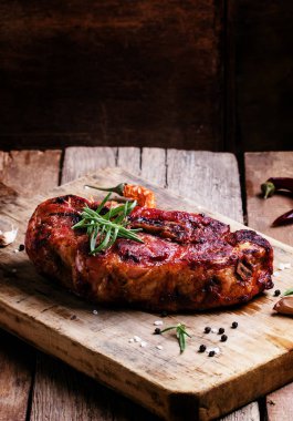 Pişmiş domuz omuz biber, biberiye ve sarımsak ile