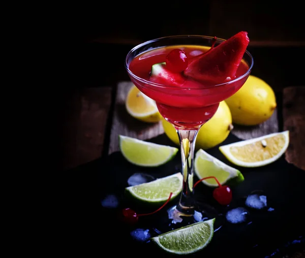 Алкогольний коктейль з кавуном, лимоном, лаймом, текілою та льодом — стокове фото