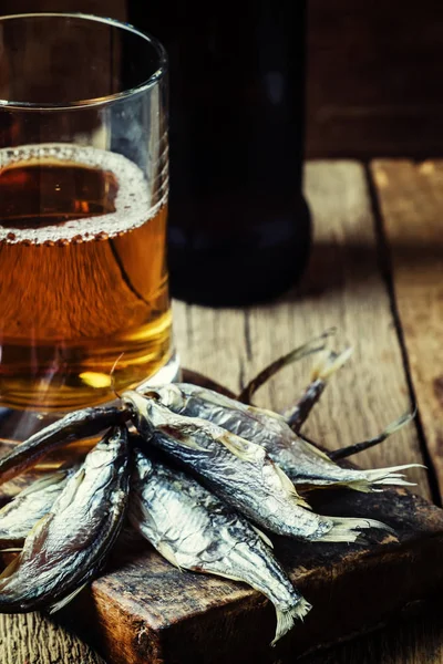 Пиво и рыба, темное дерево фон — стоковое фото