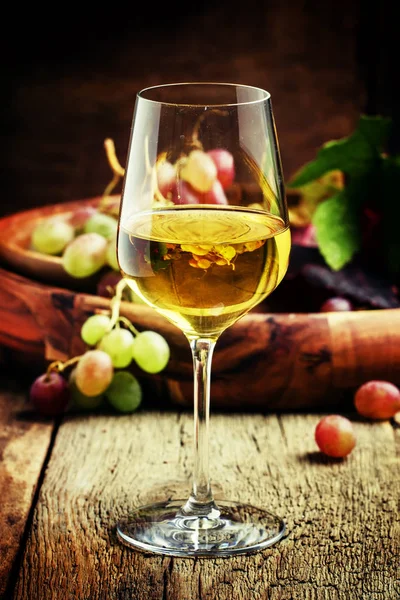 Vin de glace d'automne, raisins mûrs et feuilles séchées — Photo