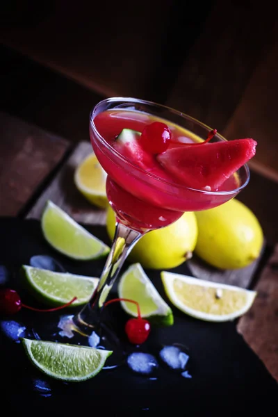 Алкогольний коктейль з кавуном, лимоном, лаймом, текілою та льодом — стокове фото