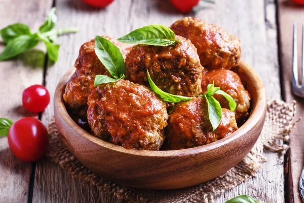 Almôndegas com molho de tomate e manjericão — Fotografia de Stock