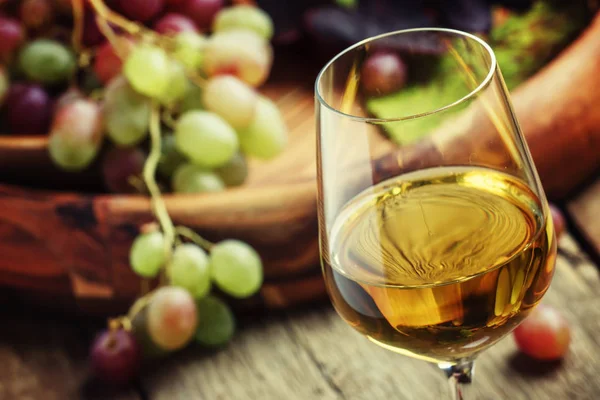 Herfst ijs wijn, rijpe druiven en gedroogde bladeren — Stockfoto