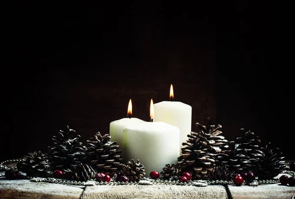 Composizione di Natale o Anno nuovo con candele bianche in fiamme — Foto Stock