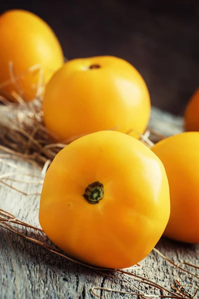 Tomates grandes amarelos — Fotografia de Stock