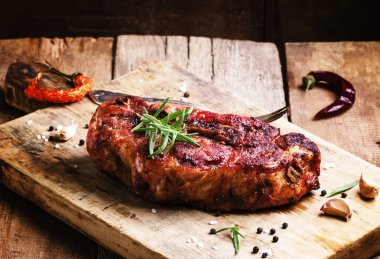 Pişmiş domuz omuz biber, biberiye ve sarımsak ile 