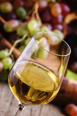 Sonbahar buz şarap, olgunlaşmış Üzümler ve kurutulmuş yaprakları 