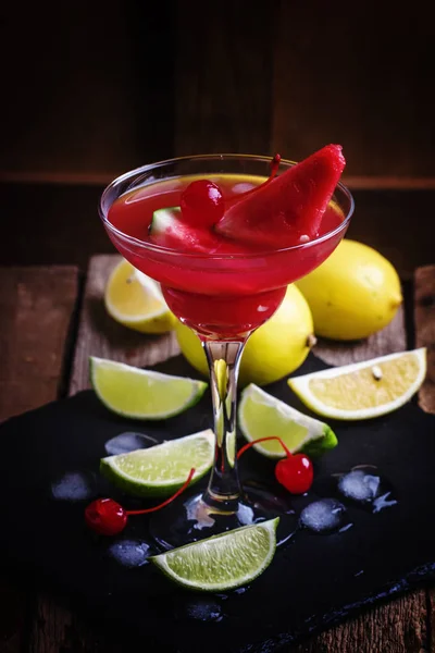 Alcoholische cocktail met watermeloen, citroen, limoen, tequila en ijs — Stockfoto