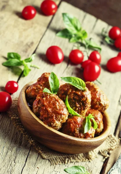Köttbullar med tomatsås och basilika — Stockfoto