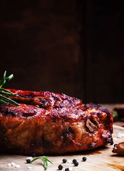 Pişmiş domuz omuz biber, biberiye ve sarımsak ile — Stok fotoğraf