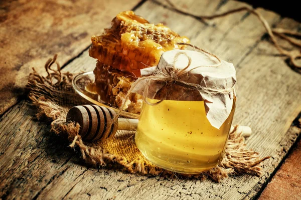 ガラスの瓶と蜂蜜の山の蜂蜜の櫛します。 — ストック写真