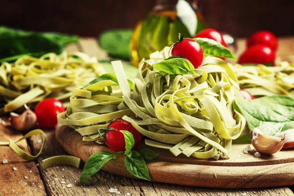 Інгредієнти для приготування макаронних виробів зі шпинатом, часником та оливковою олією — стокове фото