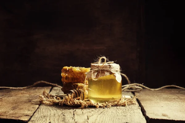 Гірський мед у скляній банці та медових гребінцях Ліцензійні Стокові Фото