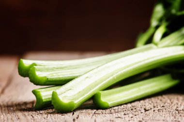 Kaynaklanıyor taze kereviz yaprakları ile 