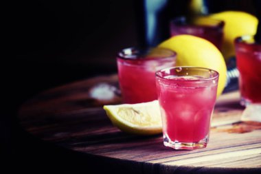 Karpuz, limon içecek, siyah arka plan