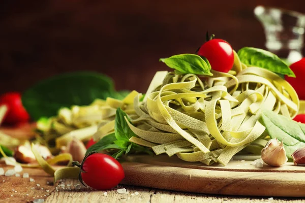 Ingredientes para cozinhar macarrão com espinafre, alho e azeite — Fotografia de Stock