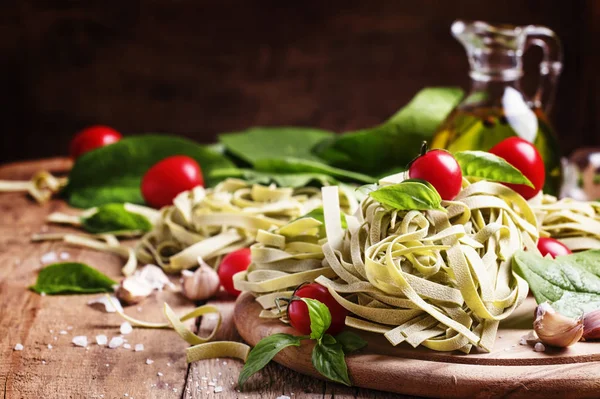 Ispanak, sarımsak ve zeytinyağı ile makarna yemek pişirmek için malzemeler — Stok fotoğraf