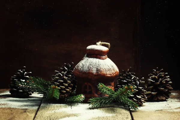 Casa de Navidad de arcilla con piñas y ramas de abeto — Foto de Stock