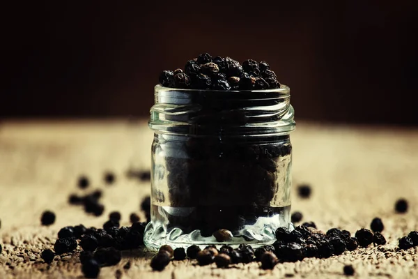 Guisante de pimienta negra en un frasco de vidrio — Foto de Stock