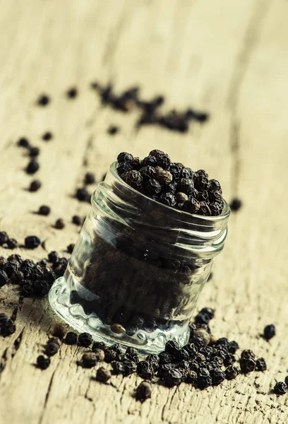 Guisante de pimienta negra en un frasco de vidrio — Foto de Stock