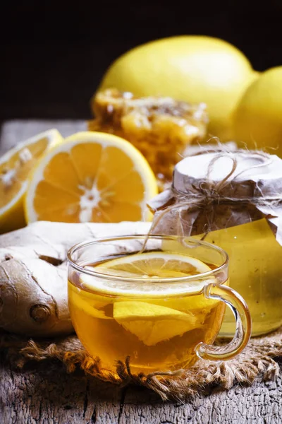 Bal, limon ve zencefil ile soğuk algınlığı karşı yararlı çay. — Stok fotoğraf