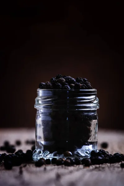 Горох черного перца в стеклянной банке — стоковое фото