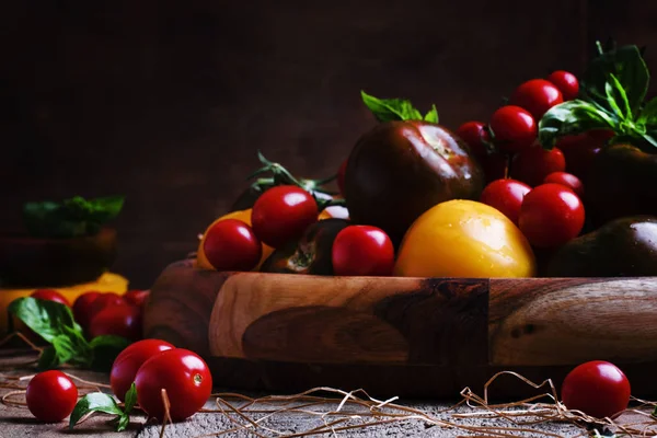 Verschillende veelkleurige tomaten — Stockfoto