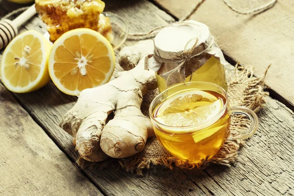 꿀, 레몬과 생강으로 감기에 대 한 유용한 차. — 스톡 사진