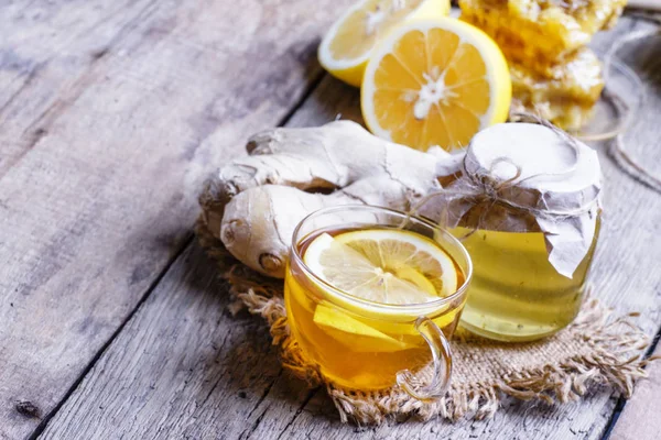 Tè utile contro il raffreddore con miele, limone e zenzero . — Foto Stock