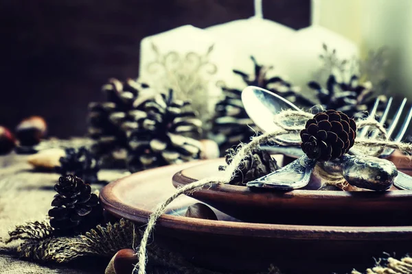 소나무 콘, 양 초 및 눈송이 테이블 설정 — 스톡 사진