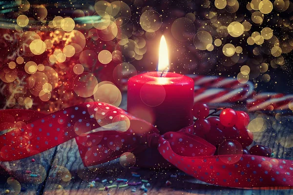 Röd brinnande ljus med band,'s jul eller nyår bakgrund — Stockfoto