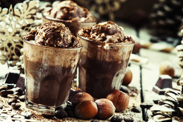 Bevanda calda al cioccolato condita con panna montata e caramelle — Foto Stock