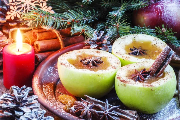 Яблочный сидр с корицей и анисовыми звездами в свежих зеленых яблоках — стоковое фото
