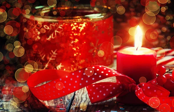 Κόκκινο καίγοντας κερί με κορδέλα, τα Χριστούγεννα ή Πρωτοχρονιά του φόντου — Φωτογραφία Αρχείου