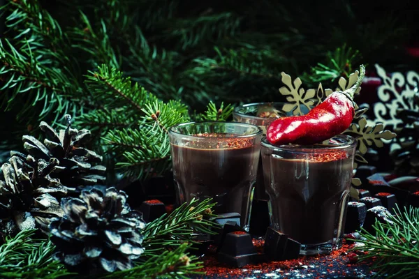 Chocolate caliente picante, fondo de Navidad con conos de pino — Foto de Stock