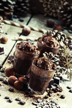 Sıcak çikolata meşrubatının krema ve şeker ile tepesinde