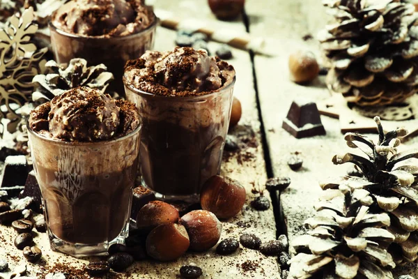 Sıcak çikolata meşrubatının krema ve şeker ile tepesinde