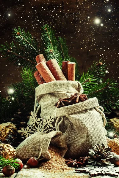Kerstsfeer: specerijen, snoepjes, kegels en noten — Stockfoto