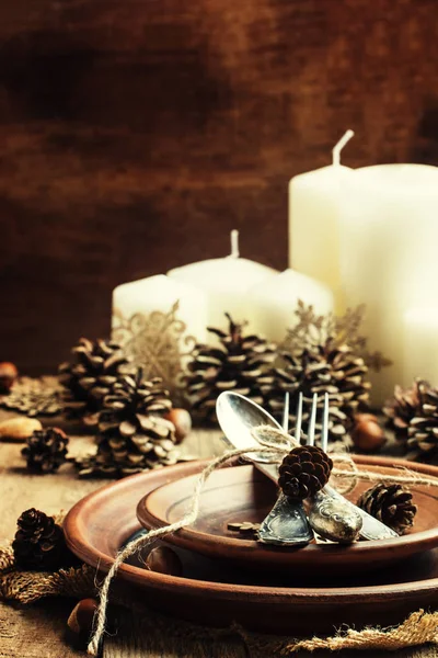 Обстановка столу з сосновими шишками, свічками та сніжинками — стокове фото