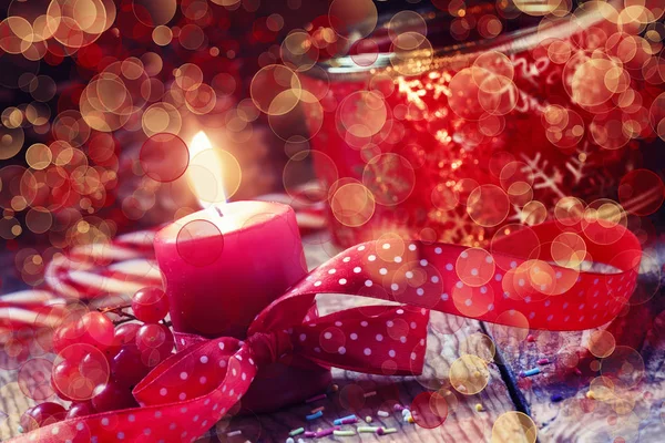 Vela ardiente roja con cinta, fondo de Navidad o Año Nuevo —  Fotos de Stock