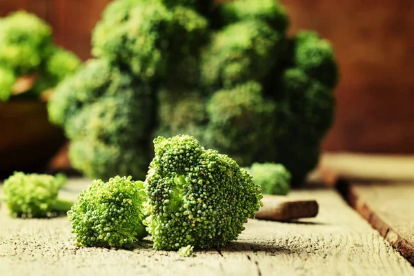 Pedaços de brócolis, estilo rústico — Fotografia de Stock